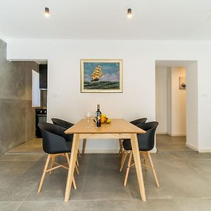 Luxurious Ivella by AULA