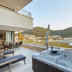 Appartement Luxe à 2 Chambres à Coucher