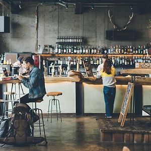 Nui. HOSTEL&BAR LOUNGE