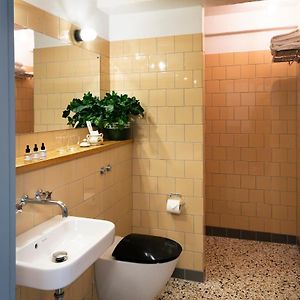 Chambre Moyenne Lit King-Size au Sous-Sol