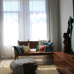 Studio Lit King-Size