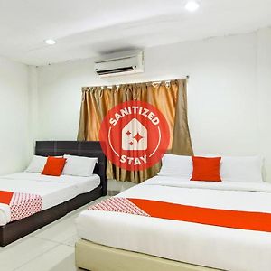 Oyo 304 Zero Hour Hotel