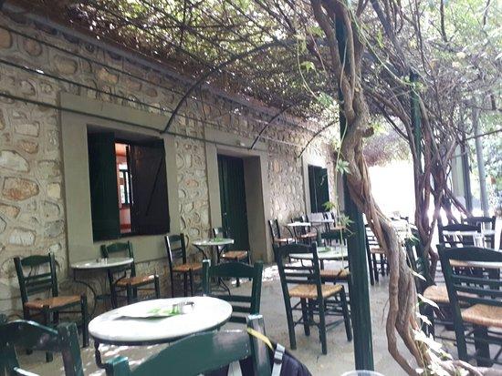 To Kafenedaki tou Kipou