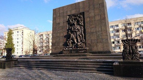 Monument aux héros du ghetto