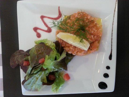 Les Pieds Sous la Table