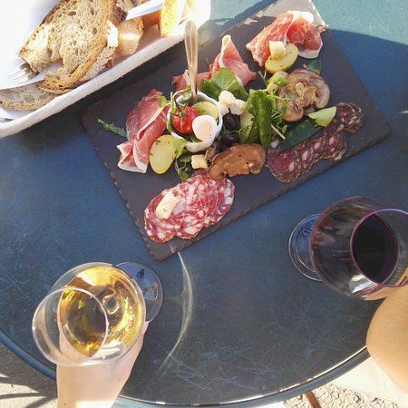 La Cave Des Voyageurs