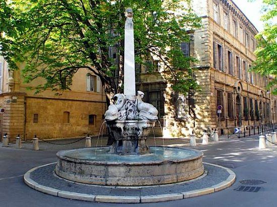 Place des Quatre-Dauphins