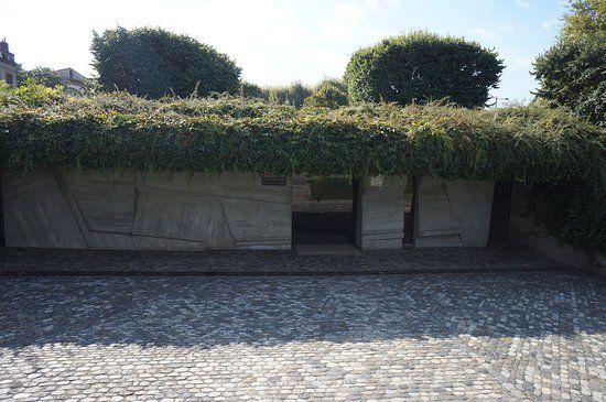 Monument de la Gloire de la Resistance siege de la Gestapo